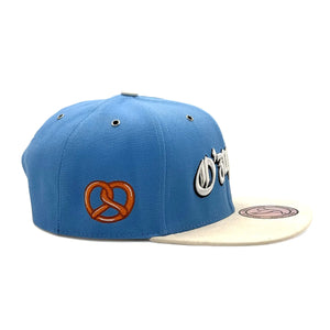 Rückansicht der Leoly O'zapft is Snapback Cap, die das Markenlogo 'leoly' in stilvoller Schrift zeigt.