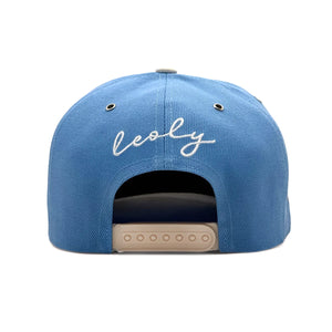 Seitenansicht der Leoly O'zapft is Snapback Cap, die eine detailreiche 3D-Stickerei auf der Vorderseite zeigt.