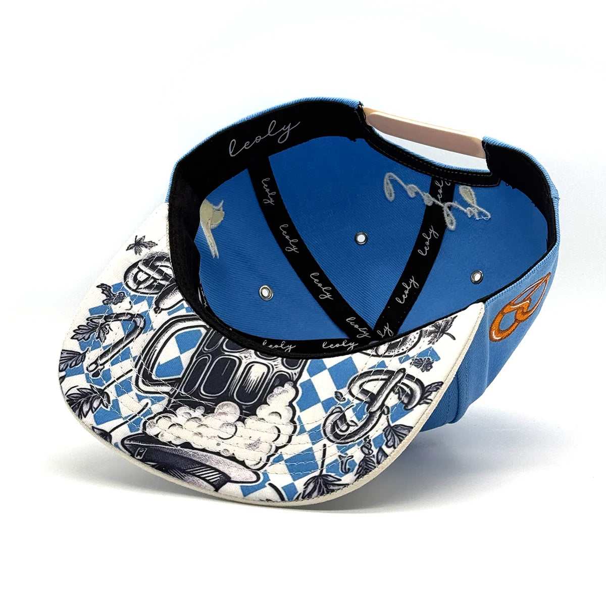 Innenseite der Leoly O'zapft is Snapback Cap mit einem bunten Design und dem Markenlogo in Schwarz.